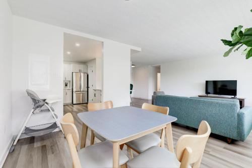 Urban Charm: 2BR Modern Retreat Close to Downtown in Arlington, USA