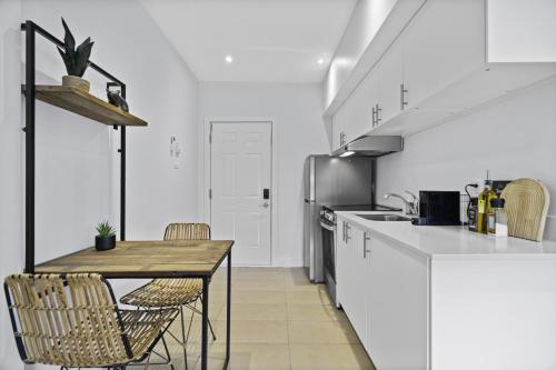 Stylish 1-Bedroom Haven by Jean Talon Market in Rosemont-La Petite-Patrie