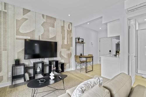 Stylish 1-Bedroom Haven by Jean Talon Market in Rosemont-La Petite-Patrie