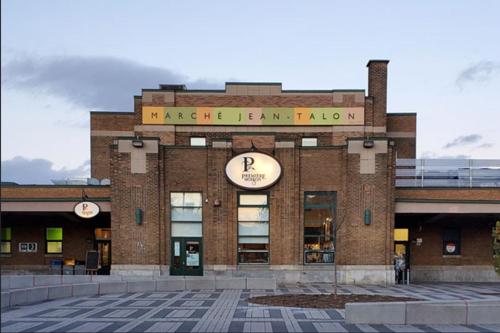 Stylish 1-Bedroom Haven by Jean Talon Market in Rosemont-La Petite-Patrie