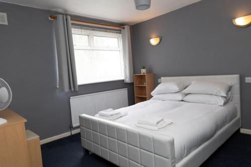 3 bed home sleeps 8 people located 1 min from train stop - Otley Terrace