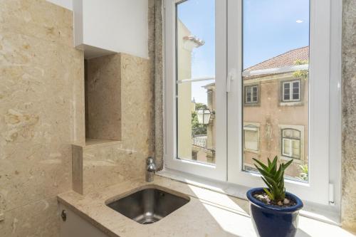 Stylish Duplex Apartment in Baixa Lisbon Central & Spacious - TTL321 - image 9