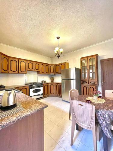 廚房, Classy 3 Bedroom Apartment in Amman in 亞祖茲