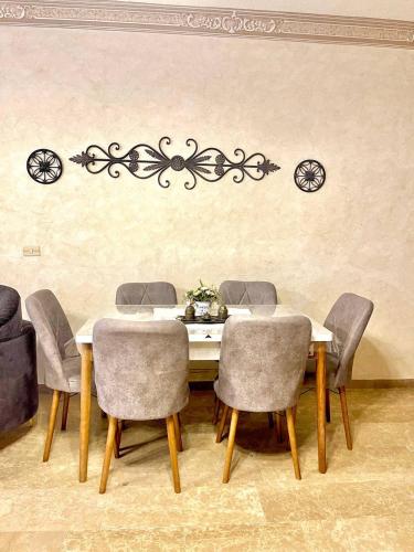 設施, Classy 3 Bedroom Apartment in Amman in 亞祖茲