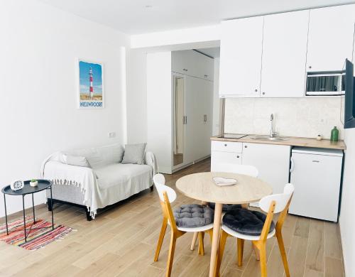 Apartment with Mountain View