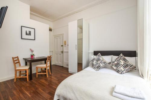 Lovely Studio with park view in Camden Kings Cross Zone1, Londýn