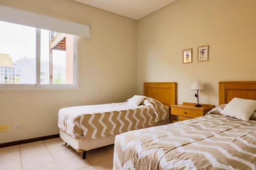 2 bedrooms, 5 beds
