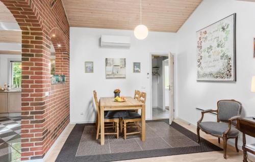 Küche, Amazing Home In Væggerløse With Wifi in Vaeggerlose