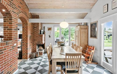 Küche, Amazing Home In Væggerløse With Wifi in Vaeggerlose