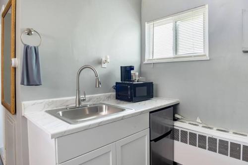 Cozy Detroit Studio, Metropolitan Airport in Woodhaven, USA