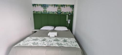 1 queen bed, 2 twin beds
