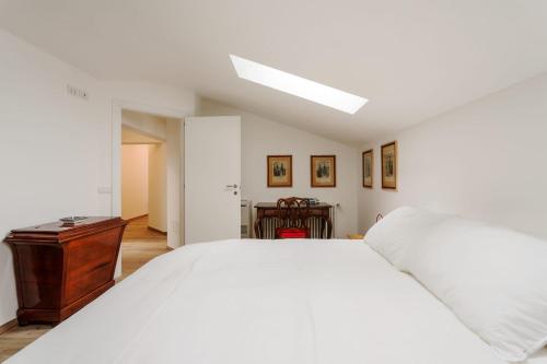 Amazing flat with big terrace and private car park - image 2