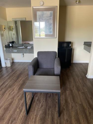 Relax Inn Marlin - image 11