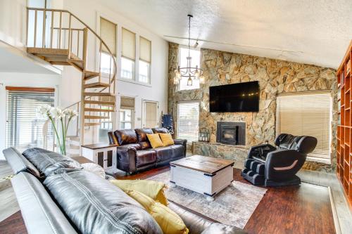 Deck, Putting Green and Views Albuquerque Oasis