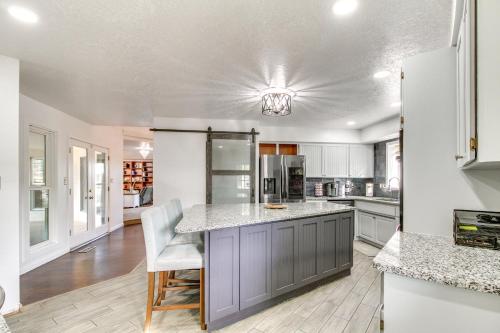 Deck, Putting Green and Views Albuquerque Oasis