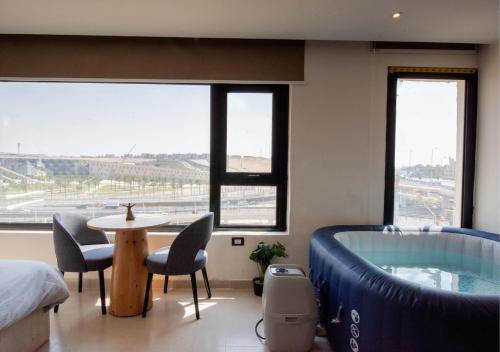 Jacuzzi Paradise Pyramids Panoramic View 504