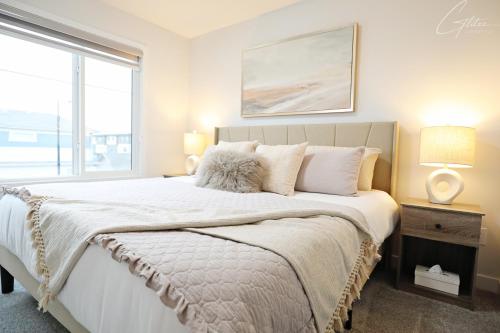 Modern Retreat With 4 King Beds, Airport, Disney+