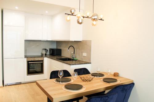 SkyResidence Luxury Apartment With City & Garden View in Kitsekula