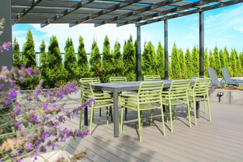 SkyResidence Luxury Apartment With City & Garden View in Kitsekula