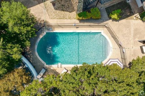 Your Central 2B Getaway - Walk Downtown - Pool, Pkg