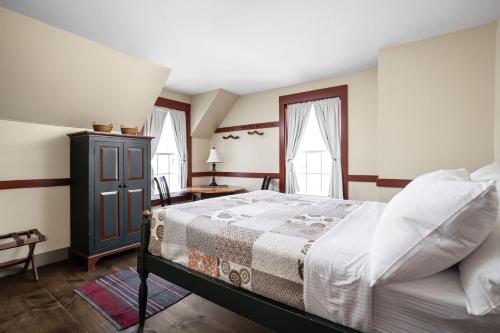 1 queen bed, 2 bunk beds
