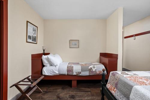 1 queen bed, 1 twin bed