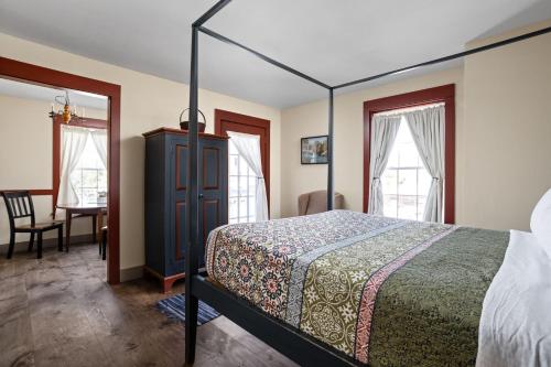 1 queen bed, 1 twin bed