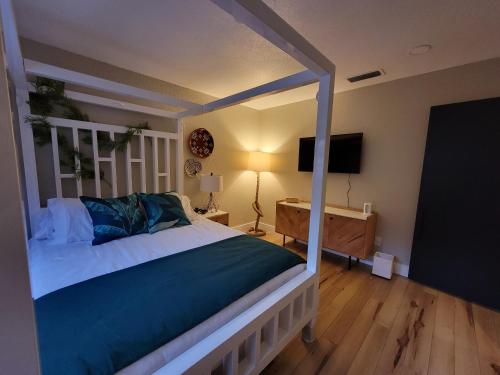 Adult-Only Hotel with Themed Rooms and Mermaid Pool in Cypress Gardens, USA