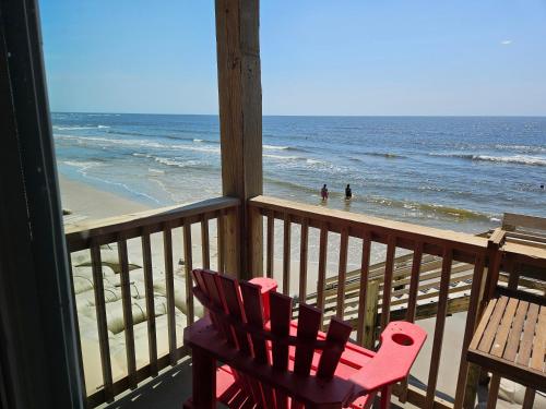 Beachfront Bungalow 125 in North Topsail Beach, USA