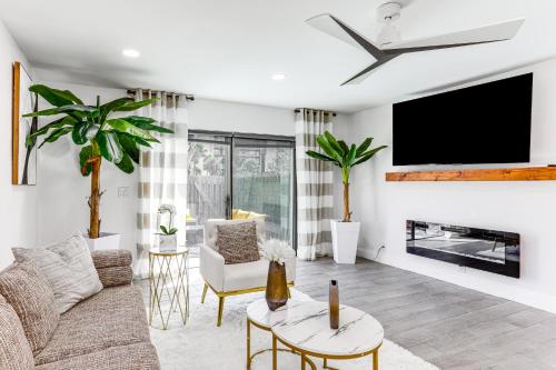 Hutchinson Island Beach Home Beach Access and Patio in Fort Pierce, Vereinigte Staaten von Amerika