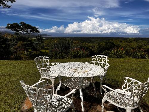 Skats, Tarcoles Birding Lodge in Tarcoles