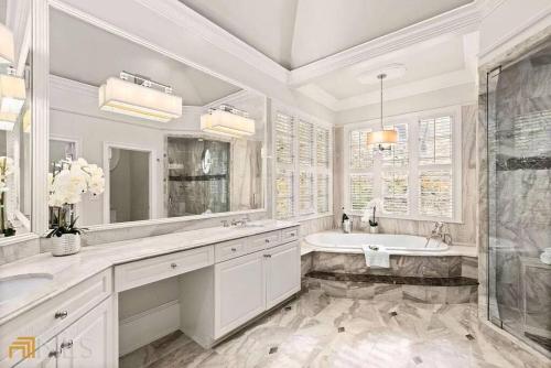 Luxury Spacious 4BR Residence in Central Buckhead in Atlanta, USA