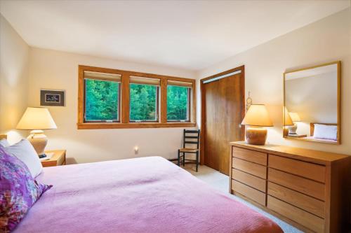 Spacious 1 bedroom with loft Northside located across from Pico Mountain! in Killington, USA