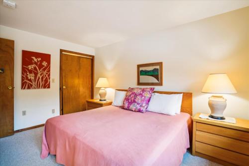 Spacious 1 bedroom with loft Northside located across from Pico Mountain! in Killington, USA