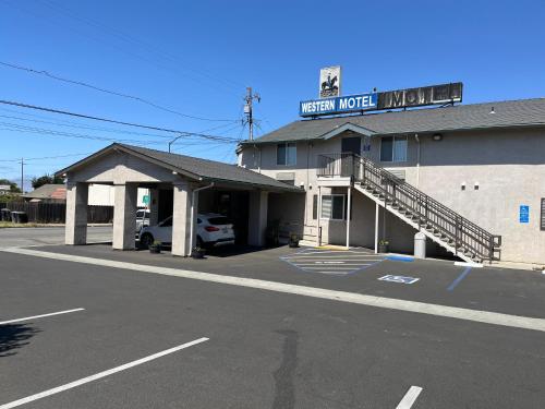 Western Motel - image 5