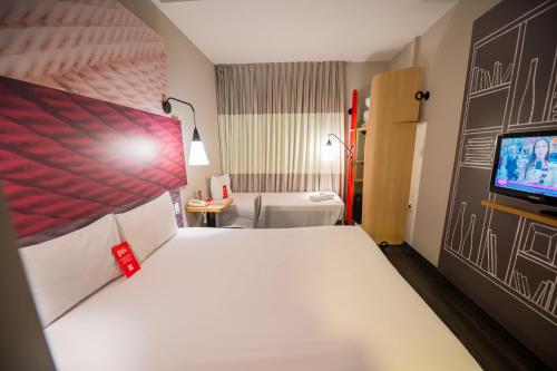 Double Room with Extra Bed image 2