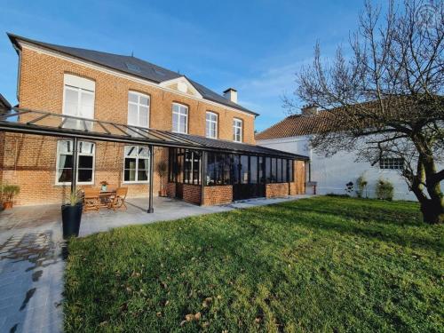 Maison de maître avec jardin, baby-foot, proche de Cassel et plages du Nord, tout inclus !