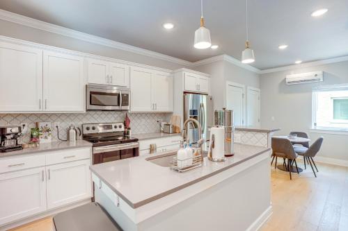 Modern Chattanooga Townhome about 2 Mi to Downtown! in Chattanooga, USA