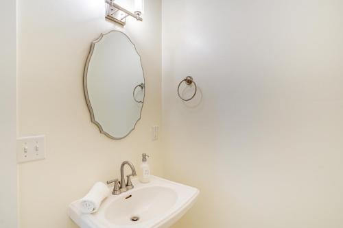 Modern Chattanooga Townhome about 2 Mi to Downtown! in Chattanooga, USA