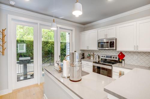 Modern Chattanooga Townhome about 2 Mi to Downtown! in Chattanooga, USA