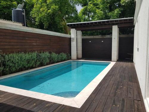 Choose To Be Happy at The GAIA 2-Bedroom w Pool – khách sạn tại Barbican