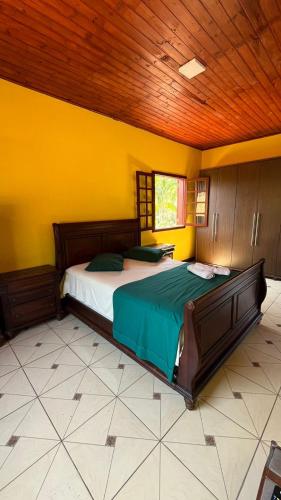 1 double bed, 2 twin beds