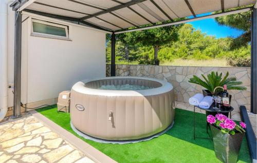 Lovely Apartment In Vir With Wifi