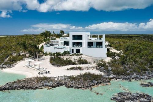CIELO - PRIVATE BEACH FRONT ViLLA, Providenciales