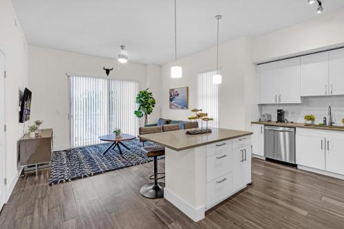 Bright And Airy 2 Bed On Biscayne Blvd With Free Park - Miami, FL