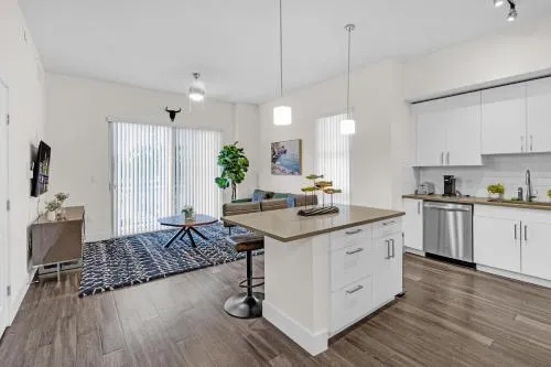 Bright and Airy 2 Bed on Biscayne Blvd with Free Park photo 2