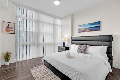 Bright and Airy 2 Bed on Biscayne Blvd with Free Park - Tap to explore photos