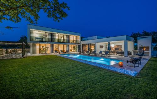 Awesome Home In Modrusani With Sauna – khách sạn tại Modrusani