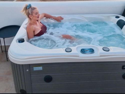 Evagelia's deluxe villa-Roof Top Jacuzzi