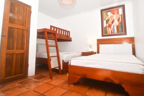 2 double beds, 1 twin bed